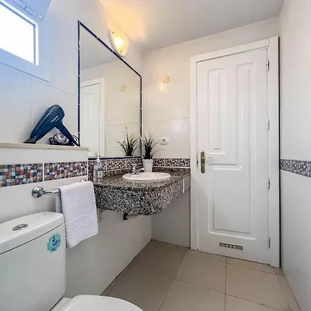 Con Terraza Y Piscina Apartment